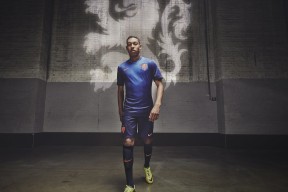 ld sports-魔兽归来！德罗巴重返斯坦福桥首秀惊艳，切尔西问鼎冠军球迷沸腾